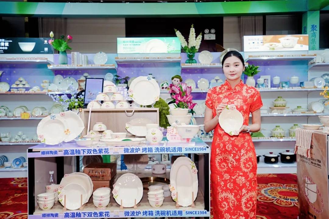 赢多多亮相重庆供应链订货会，爆款矩阵引爆合作热潮！