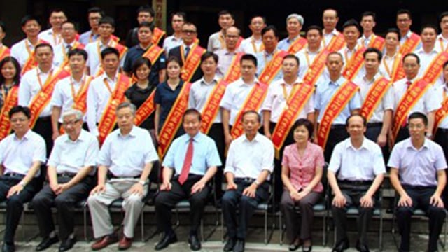 shunxianglinweihezongjinglironghuoquanguoqinggongxingyelaodongmofanxianjingongzu 顺祥林伟河总经理荣获全国轻工行业劳动模范先进工作者称号